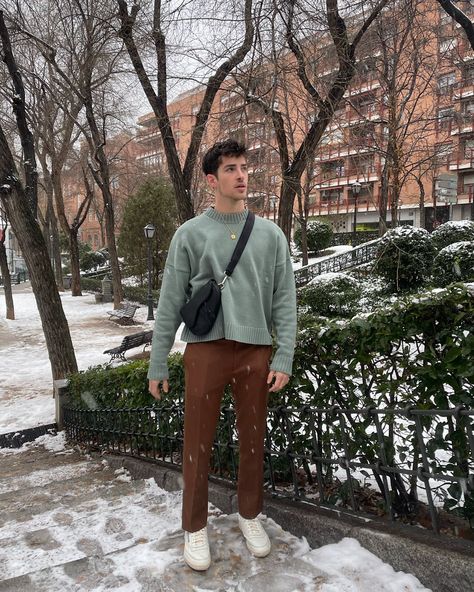 Brown Trousers Outfit, Brown Jeans Outfit, Green Trousers Outfit, Brown Aesthetic Outfit, Trousers Outfit Men, Guy Fits, Aesthetic Outfits Men, Brown Trousers, Brown Outfit