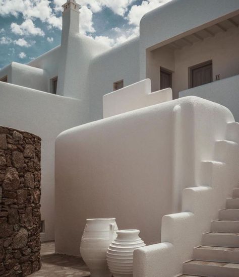 Soho House (@sohohouse) • Instagram-bilder og -videoer Mediterranean Outdoor Decor, Mykonos Greece Hotels, Mediterranean Hotel, Hotels In Greece, Modern Mediterranean Home, Santorini House, Mykonos Villas, Mykonos Hotels, Greek Villas