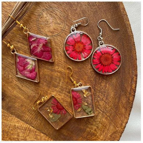 Diy Resin Gifts, Resin Jewelry Tutorial, Diy Resin Earrings, Peach Jewelry, Dried Flower Jewelry, Flower Resin Jewelry, Pressed Flower Crafts, Creation Art, Resin Art Painting