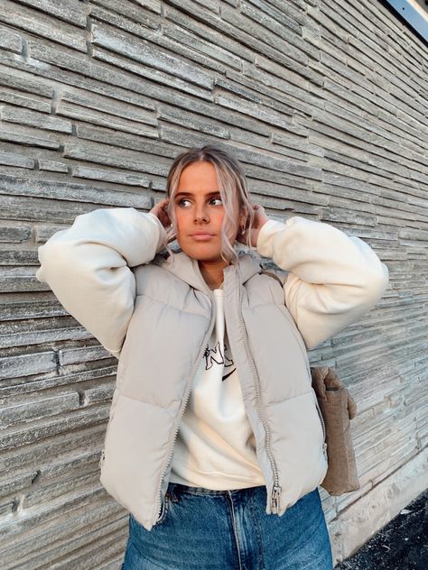 Light Grey Puffer Vest Outfit, Hoodie And Gilet Outfit, White Gilet Outfit Women, White Gillet Outfits, Beige Puffy Vest Outfit, Grey Gilet Outfit, Hoodie With Vest Outfits, Cream Gilet Outfit, White Gilet Outfit