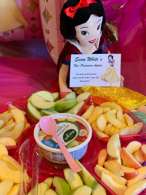 Disney princess party Disney Princess Birthday Party Food Ideas, Disney Princess Birthday Food, Princess Theme Snacks, Princess Snacks Party, Princess Theme Birthday Party Food, Princess Birthday Party Food Ideas, Princess Party Treats, Princess 1st Birthday Party Food, Food For Princess Birthday Party