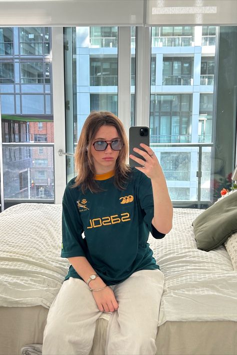 Rugby Outfits For Women, Rugby Jersey Outfit Women, Rugby Game Outfit, Styling Jersey Women, Rugby Jersey Outfit, South Africa Outfits, South Africa Rugby Jersey, Rugby Outfits, South African Rugby