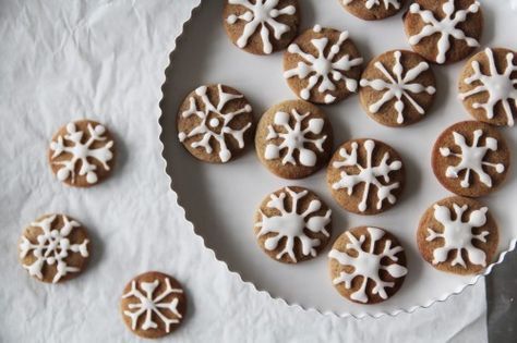 Snowflake pepper cookies | Photo by Scarlett Gaus / Fork & Flower | via styleandcreate.com Pepper Cookies, Fresh Fruit Desserts, Cookies Photo, Flower Snowflake, Rainy Evening, Sweet Treat Recipes, The First Snow, Snowflake Cookies, Sweet Treats Recipes