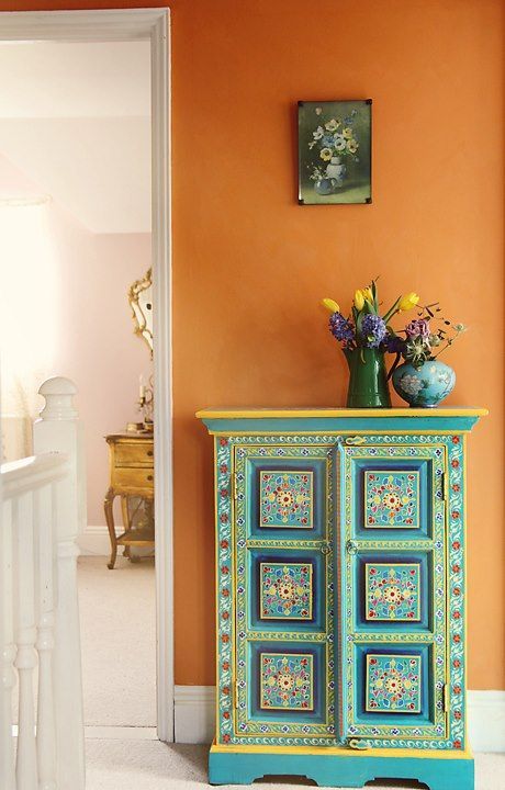 How to select colour for the mood you want to achieve Yellow Cupboards, Orange Painted Walls, Inspiring Homes, Orange Rooms, Indian Bedroom, Boho Styl, Painted Chest, Orange Walls, Indian Decor