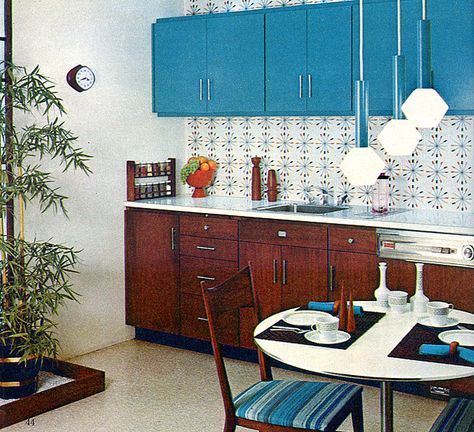 the most fabulous of all the fabulouses!  i love this! Condo Kitchen Remodel, Modern Mid Century Kitchen, Mid Century Kitchen Remodel, 1960s Kitchen, Retro Interior Design, Kitchen Glass, Living Vintage, Vintage Interior Design, Mid Century Modern Kitchen