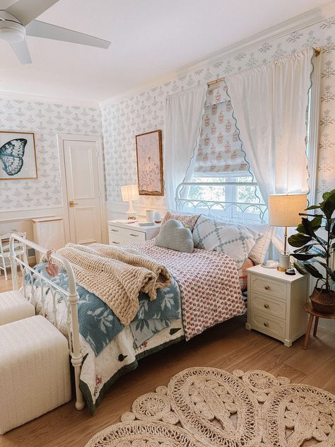 Girls Farmhouse Bedroom Ideas, Girls Bedroom Ideas Wallpaper, Bedroom Ideas With Wallpaper, Bedroom Ideas Wallpaper, Luxury Dorm Room, Costal Bedroom, Cottage Bedrooms, Bedroom Vibes, Apartment Deco