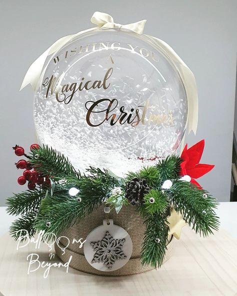 Gift a magical Christmas snowglobe balloon with florals this christmas Christmas Bubbles Diy, Bobo Balloon Christmas, Christmas Bobo Balloon Ideas, Christmas Cricut Gifts, Teen Valentine Gifts, Cozy Lights, Valentine Gifts For Boys, Elegant Ornaments, Balloon Bouquet Diy