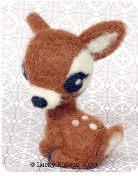 Animal Needle Felting, Needle Felted Animals For Beginners, Needle Felted Deer, Felting Animals, Tovad Ull, Hantverk Diy, Wool Dolls, Needle Felting Diy, Needle Felted Christmas