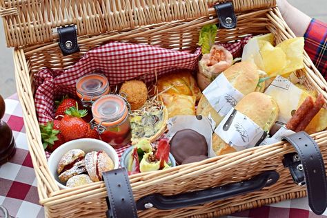 Picnic Basket Food, Breakfast Picnic, Picnic Date Food, Breakfast Basket, Lunch Catering, Picnic Box, Picnic Lunch, Picnic Lunches, House London