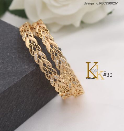 Bangels Models Gold, Bengals Design Gold, Stylish Gold Bangles, Kangan Design Gold Bangles, Gold Bangles Design Modern, Antique Gold Bangles Design, Gold Kangan Design, Gold Bengals, Gold Kangan