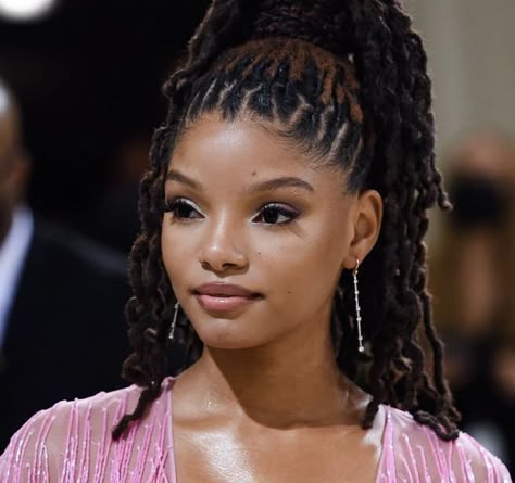 Sky Forster Grownish, Hailey Bailey Locs, Halle Bailey Locs Styles, Chloe And Halle Locs Style, Halle Bailey Makeup, Halle Bailey Hair, Chloe Halle, Chloe And Halle, Twisted Hair