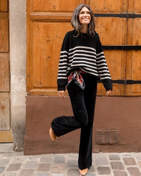 Stripe Cardigan Outfit, Parisian Fall Outfits, Striped Sweater Outfit, Black Sweater Outfit, White Sweater Outfit, Black Pants Outfit, Winter Sweater Outfits, Outfit Combos, Black And White Cardigans