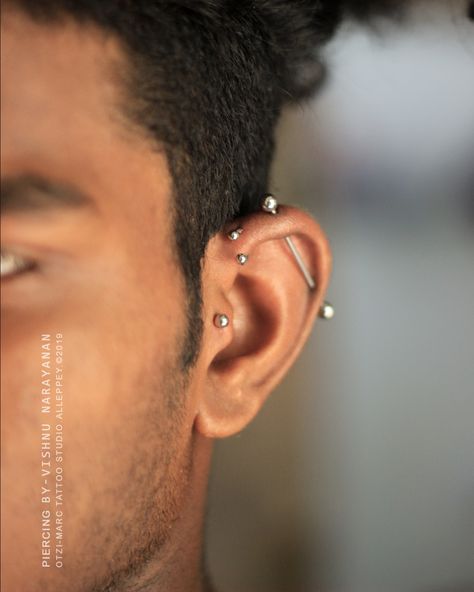 Piercing Men, Men's Piercings, Cool Piercings, Forward Helix, Industrial Piercing, Piercing Studio, Tragus Earrings, Tragus Piercings, Helix Piercing