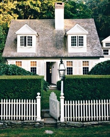 I'm in love, I MUST live here! Country Cottage Homes, Tudor Cottage, Casas Coloniales, Cape Cod House, White Picket Fence, Design Exterior, Picket Fence, Style At Home, Pretty House