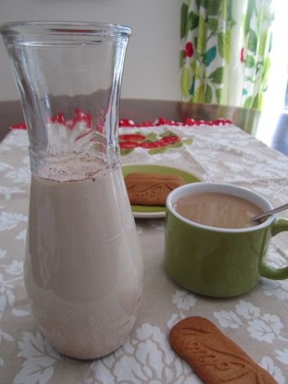 Store bought flavored coffee creamers make coffee taste delicious. But have you read the ingredient list on the side of the bottle? It's just a bunch of chemicals!  Making your own creamy and delicious coffee creamer is so easy; and you know exactly what you're putting into your body. Cinnamon Vanilla Coffee Creamer, Balsamic Peach, Sugar Free Nutella, Vanilla Coffee Creamer, Diy Cinnamon, Flavored Coffee Creamer, Dairy Free Coffee, Coffee Creamers, Best Blueberry Muffins