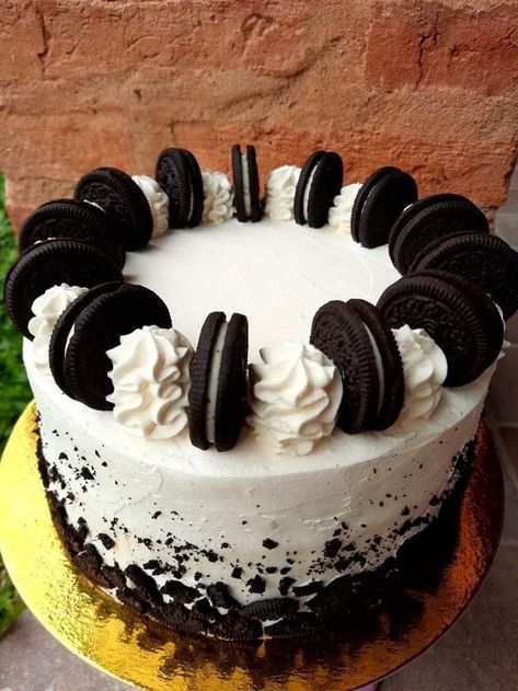 Oreo Design Cake, Beginner Cakes Ideas, Oreo Cake Designs Birthday, Simple Oreo Cake Design, Oreo Decorated Cake, Cake Oreo Decoration, Simple Easy Cake Designs, Cake Designs Beginner, Cakes With Oreos