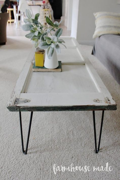 DIY Coffee Table with Hairpin legs from a salvaged shutter! How adorable, you've gotta make this! Diy Coffee Table Plans, Refurbished Table, Door Coffee Tables, Crate Coffee Table, Minimalist Dekor, Coffee Table Plans, Old Shutters, Kitchen Transformation, Coffee Table Farmhouse