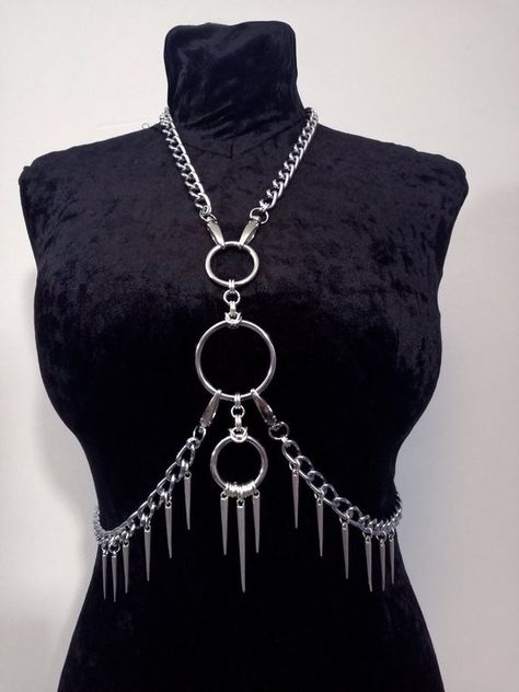 Goth Body Chain, Body Chain Ideas, Gothic Chain Belt, Diy Body Chain Harness, Diy Chain Harness, Chain Harness Outfit, Diy Chain Top, Chainmail Harness, Punk Jewelry Diy