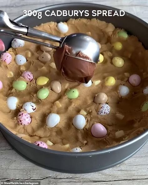 Is this the best Easter dessert ever? Home cooks in a frenzy over delicious mini-egg pie Mini Egg Cookie Pie, Mini Eggs Cake, Simple Easter Eggs, Mini Eggs Cookies, Egg Pie, Easter Egg Cookies, No Egg Cookies, Mini Egg, Easter Eggs Chocolate