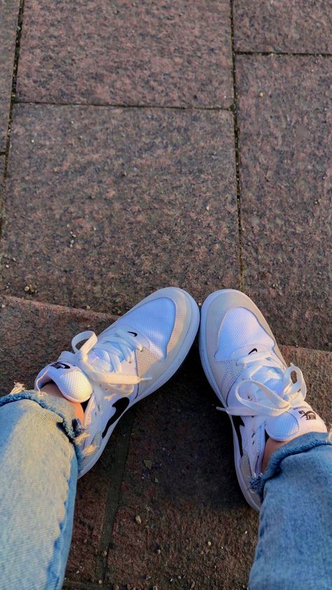 Nike SB Alleyoop, City Nike Sb Alleyoop Outfit, Nike Sb Alleyoop, Nike Huarache, Nike Sb, Aesthetic Pictures, Sneakers Nike, Cute Outfits, Sport Shoes, Ootd