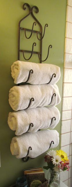 Wine racks for a small guest bathroom with no shelves. Lodge Decor, White Towels, Linen Closet, Diy Organization, Guest Bathroom, Towel Holder, Home Fashion, Decor Rustic, Home Staging