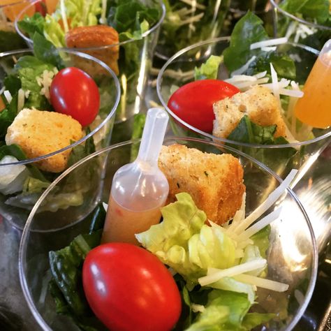 Salad shooters Shooter Food Ideas, Salad Shooters Ideas, Mac And Cheese Shooters, Food Shooters, Ceviche Shooters, Shrimp And Grits Shooters, Fancy Plating, Salad Shooter, Salad Cups