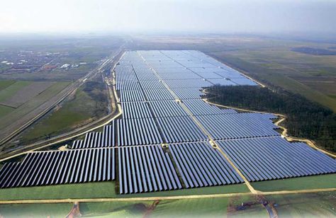 O Brasil vai abrigar ainda neste ano a primeira e a segunda maiores usinas de energia solar da América Latina. A maior delas está sendo concluída no Estado do Piauí, a 377 quilômetros da capital, Teresina. Assim que a usina Nova Olinda começar a funcionar – provavelmente em julho. Leia Mais Solar Tubes, Farm Tees, Solar Panels Roof, Solar Farm, Sustainable Technology, Animal Crossing Wild World, Best Rooftop Bars, Solar Companies, Tactical Gear Loadout