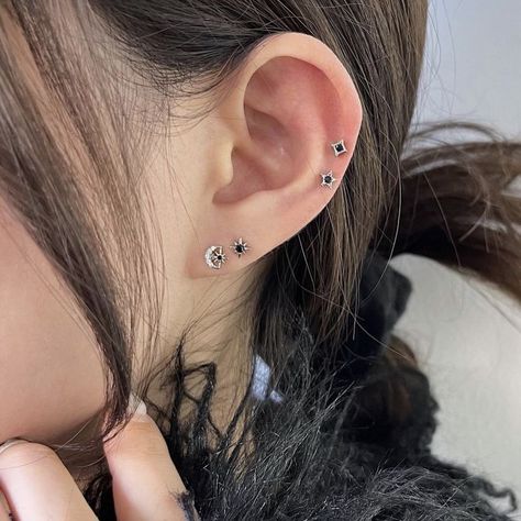 Korean Ear Piercing, Piercings Idea, Cute Makeup Hacks, Pierce Ear, Auricle Piercing, Accessories Tips, Nails Necklace, Cool Ear Piercings, Pretty Ear Piercings