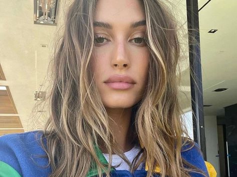 Mushroom Brown Hair Is Trending—Here's Why Mousy Brown Hair, Mousy Brown, Brown Eyes Pop, Dark Eyebrows, Girl With Green Eyes, Mushroom Brown, Bronze Hair, Olive Skin Tone, Hot Hair Colors