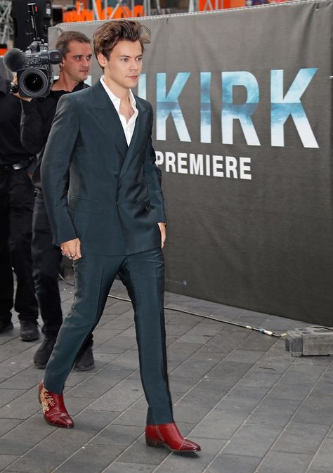 20 times Harry Styles proved himself a style icon Dunkirk Premiere, Gambar One Direction, Harry Styles Outfit, One Direction Harry Styles, Harry Styles Cute, Haikou, Jack Kerouac, Harry Styles Wallpaper, One Direction Harry