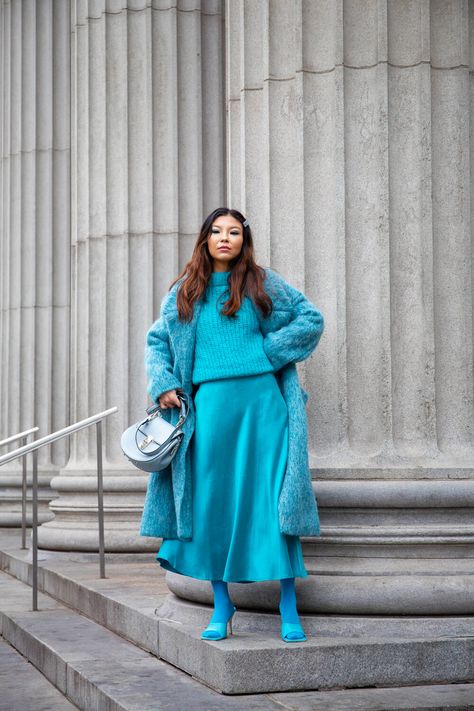 Turquoise winter outfit Turquoise Clothes, Outfits New York, Nova Fashion, Turquoise Fashion, Monochromatic Fashion, Fall Mood, Monochromatic Outfit, Travel Luxury, Styling Fashion