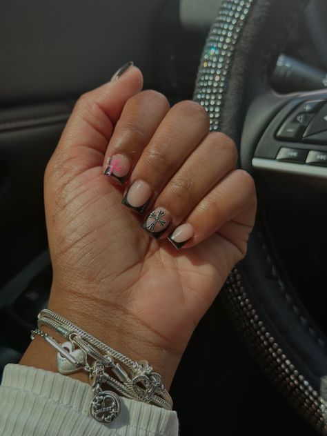 Cute Nails Tips Design, Short French Tip Freestyle, Short Set French Tip, Short Square Acrylic Nails Black French Tips, Cute Classy Short Acrylic Nails, Black Frenchies Nails Short, Black Shirt French Tip Nails, Black French Tip Design Nails, French Tips With Charms Short