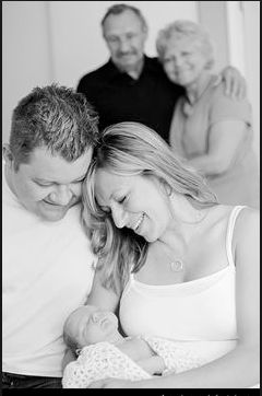 Grandparents Photo Frame, Photography Ideas Family, Grandparents Photography, Generation Pictures, Family Grandparents, Grandparent Photo, Foto Newborn, Generation Photo, Poses Family