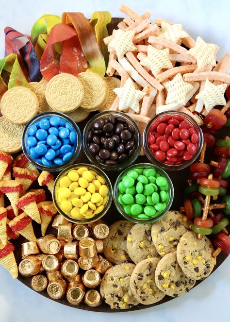 Olympics Snack Board by The BakerMama Olympic Desserts, Olympic Party Food, Olympic Snacks, Summer Olympics Party, Olympic Food, Olympic Theme Party, Olympic Idea, Beer Olympic, Olympic Theme