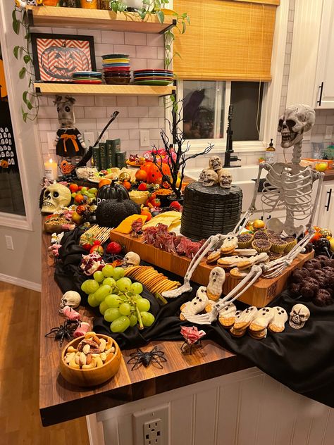 Halloween Party Taco Bar, Halloween Nachos Bar, Halloween Nacho Bar Ideas, Halloween Nacho Bar, Halloween Taco Bar, Charcuterie Buffet, Nacho Bar Party, Halloween Charcuterie, Nacho Bar