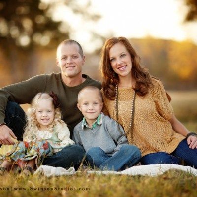 Family+Photography+Poses+Ideas | Posing tips for family photos-Clickin' Moms Blog | Photography Tips Family Portrait Poses, Family Picture Poses, Family Poses, Photography Poses Family, Fall Family Pictures, Family Photo Pose, Family Portrait Photography, Family Of 4, Online Photography