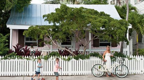 20 Beautiful Beach Cottages Key West Cottage, Cottage Room, Beach House Exterior, Country Cottage Decor, Cottage Exterior, White Picket Fence, Beach Cottage Decor, Pink House, Beach Cottage Style