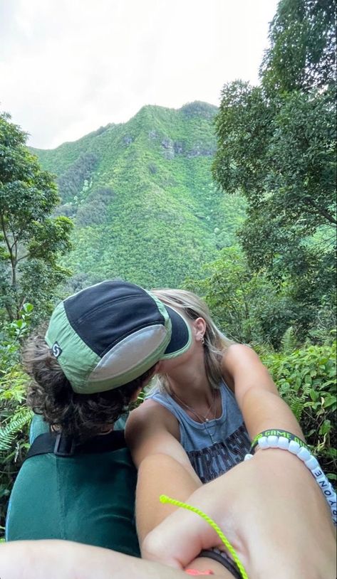 Living Relationship Goals, Traveling Relationship Goals, Couple Goal Travel Adventure, Outdoors Couple Aesthetic, Hike With Boyfriend Aesthetic, Couple Hiking Poses, Nature With Boyfriend, Couples In The Mountains, Outdoor Vision Board