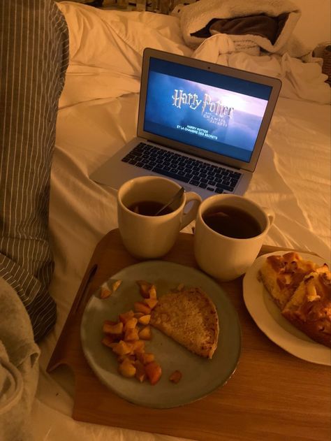 #christmas #nightfall #fall #cosy #chilling #boyfriend #netflixandchill Cozy Couple Aesthetic Faceless, Fall Cosy Aesthetic, Cosy Spring Aesthetic, Girly Cozy Aesthetic, Cosy Asethic, Cozy Nights Aesthetic, Chill Evening Aesthetic, Cozy Boyfriend Aesthetic, Cozy Fall Evening