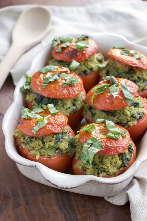 Roasted stuffed tomatoes that are filled to the brim with a flavorful mixture of pesto quinoa and fresh spinach. Vegan, dairy-free, and gluten-free. Pesto Quinoa, Vegetarian Dinner Party, Spinach Vegan, Light Dinner Recipes, Stuffed Tomatoes, Vegan Dinner Recipes Easy, Easy Vegetarian Dinner, Vegan Raw, Easy Vegan Dinner