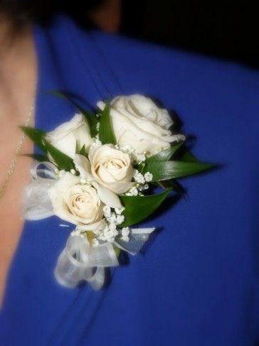 White roses corsage Mother Of Bride Corsage, Pin On Corsage, Corsage Ideas, Cheap Wedding Flowers, Rose Corsage, Wedding Corsage, Wedding Corsages, Corsage And Boutonniere, Corsage Prom