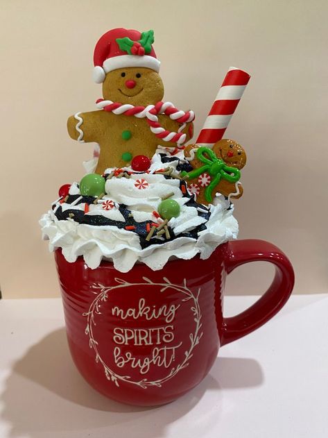 Fake Bake Christmas, Christmas Living Room Ideas, Kitchen Organizing Ideas, Mug Noel, Gingerbread Decor, Fake Bakes, Faux Christmas, Faux Food, Gingerbread Crafts