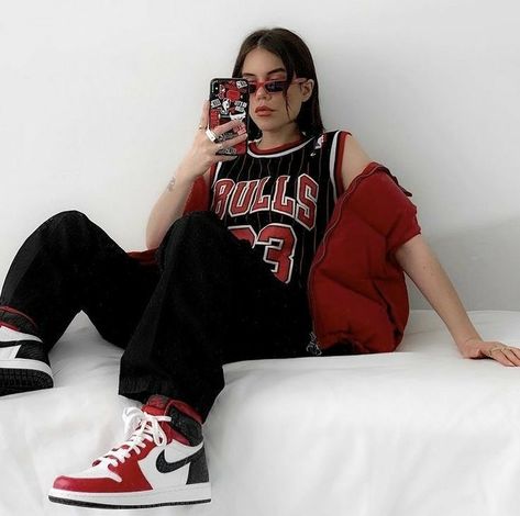 Red Streetwear Outfit, Ever After High Aesthetic, Cerise Hood, Looks Hip Hop, Fashion Outfits Ideas, High Aesthetic, Streetwear Girl, Red Streetwear, Tomboy Outfits