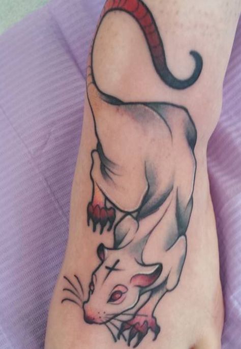 White rat animal tattoo Stile Pin Up, Gotik Tattoo, Rat Tattoo, 42 Tattoo, Tattoo Foot, Super Tattoo, Mouse Tattoos, Core Core, Creepy Tattoos