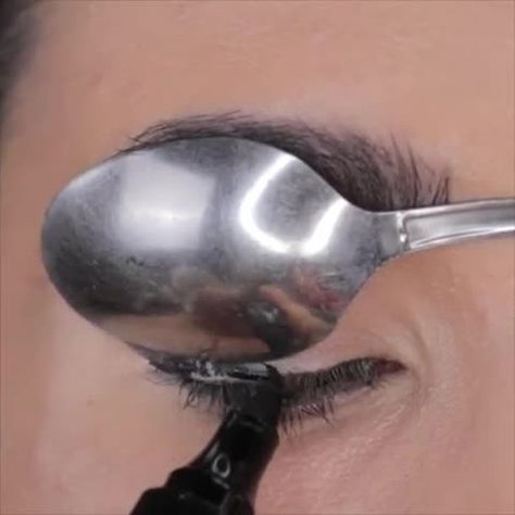 Teknik Makeup, Easy Eyeliner, Tutorial Eyeliner, Makeup Hacks Videos, Maquillage On Fleek, Eyeliner Hacks, Video Makeup, Makeup Brushes Guide, Simple Eyeliner