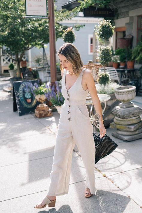 Do you weear jumpsuits? I have found that a sleeveless jumpsuit is one of the more versatile pieces I have in my closet--check out a few ways to style it. Destination Holiday, Minimalist Moda, Linen Summer, Jumpsuit Outfit, Linen Jumpsuit, Inspired Outfits, Jumpsuit Fashion, Sleeveless Jumpsuits, Outfit Casual