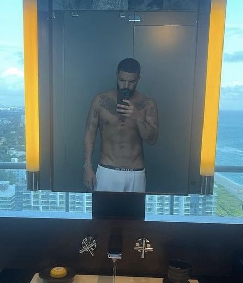 #drake Attractive Light Skin Men, Nicki And Drake, Drake Video, Drake Funny, Champagne Papi, Drake Photos, Drizzy Drake, Drake Drizzy, Drake Graham