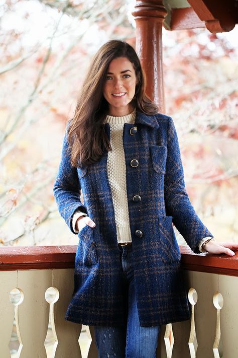 Sarah Kjp, Sarah Vickers, Adrette Outfits, Classy Girls Wear Pearls, Preppy Winter, Classy Girl, Blue Coat, Estilo Preppy, Plaid Coat