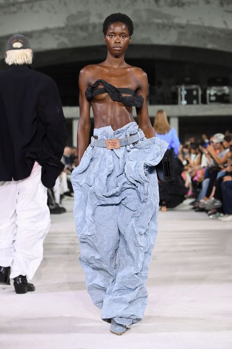 Denim Runway Looks, High Fashion Runway Outfits, Insane Fashion, Skirt Runway, Denim Runway, High Fashion Streetwear, Denim Couture, Runway Denim, Mode Editorials