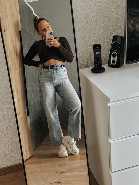 Outfit mit beigen Plateau crocs. Blue jeans und braunen cropped Langarm shirt Crocs Office Outfit, Crocs Style Outfits, How To Wear Crocs, Crocs Outfit, Office Outfit, Office Look, Office Outfits, Style Outfits, Home Office